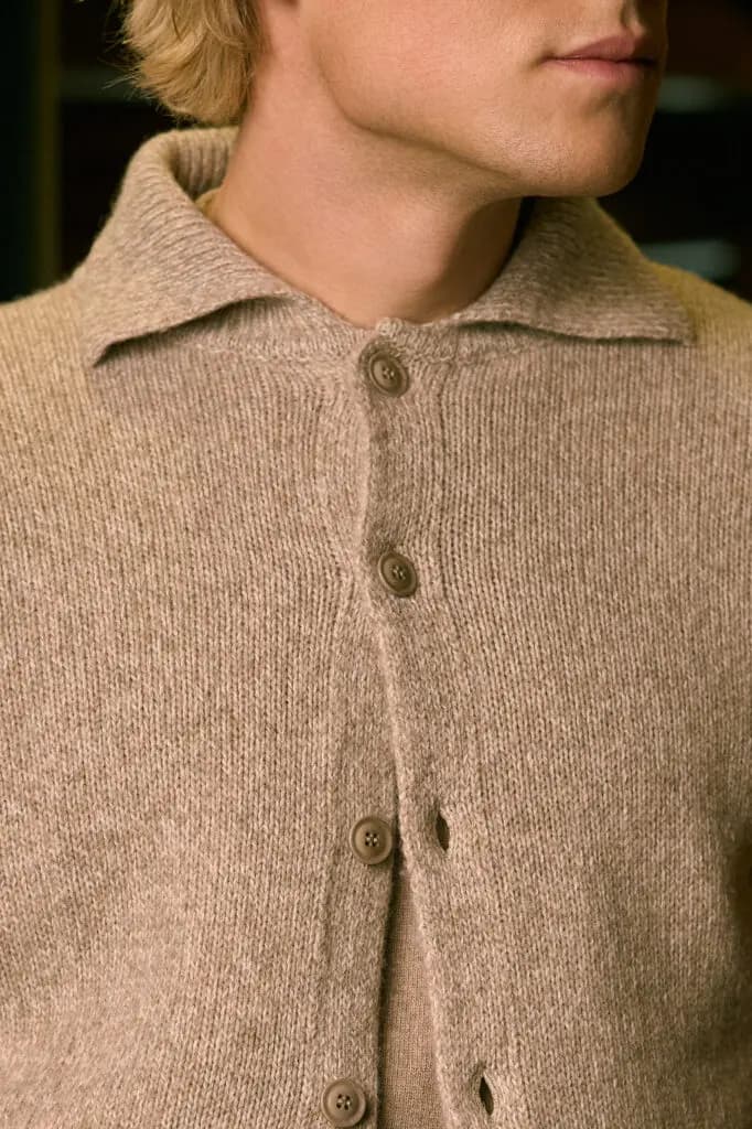 Detail van warme WOOL&CO knitwear uit de herfst-wintercollectie 2026